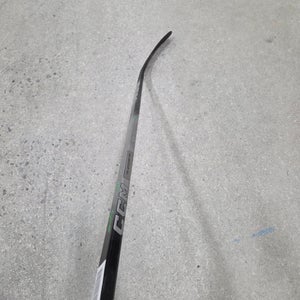 New Youth CCM Right Handed JetSpeed Performance Hockey Stick 20 flex P29