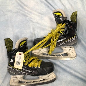 Junior Bauer Vapor 3X Hockey Skates Regular Width Size 2.5 (Used)
