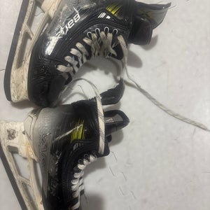 2023 Bauer Vapor Hyperlite 2 Hockey Skates Fit 2 Size 5 (Used)