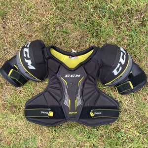 Large Junior CCM Tacks 9040 Shoulder Pads (Used)