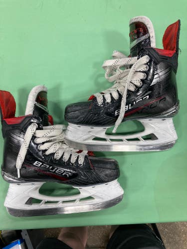 Junior Bauer Vapor X4 Hockey Skates Size 4 (Used)