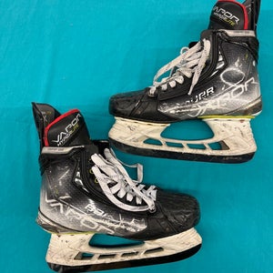 Intermediate Bauer Vapor Hyperlite Hockey Skates 6.5 (Used)