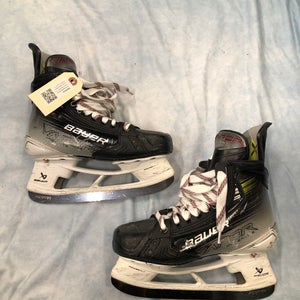 Intermediate Bauer Vapor Hyperlite 2 Hockey Skates Narrow Width Size 4.5 (Used)
