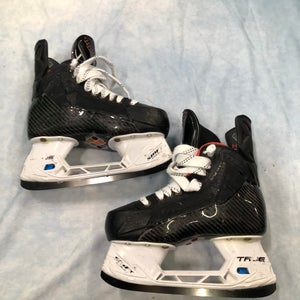 Junior True HZRDUS 9X Hockey Skates Regular Width Size 1 (Used)