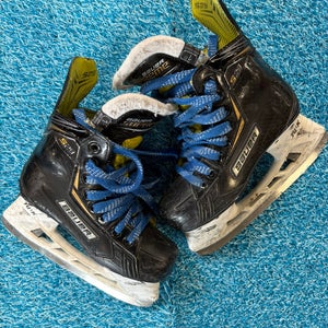 Junior Bauer Supreme S29 Hockey Skates Regular Width Size 1 (Used)