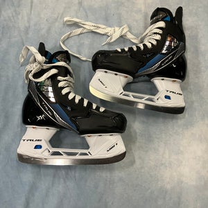 Junior True TF7 Hockey Skates Regular Width Size 2.5 (Used)