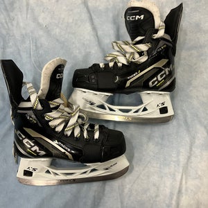 Junior CCM Tacks AS-570 Hockey Skates Regular Width Size 1 (Used)