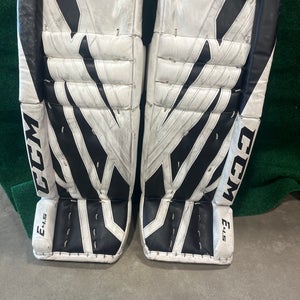Black & White Junior CCM Extreme Flex E4.5 Goalie Leg Pads (Used) | 28'+1"