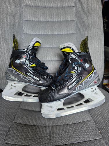 Bauer Vapor 3X Hockey Skates Regular Width Size 2.5 (Used)