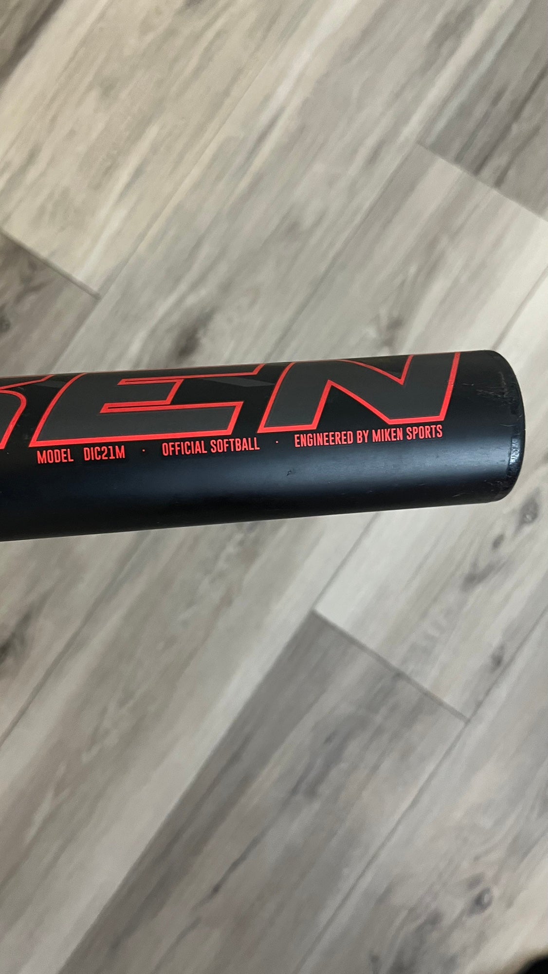 Batte Softball Miken Maniac - Alliage Métal - 34 Pouces / 26 Oz - Noir/Rouge - Occasion
