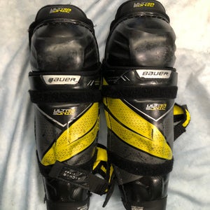 Youth Bauer Supreme ultrasonic Shin Pads 10" (Used)