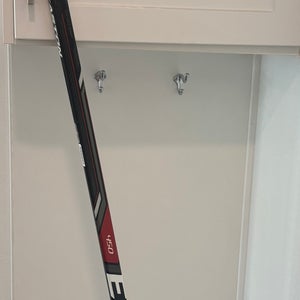 Brand new Easton Synergy 450 Grip. Senior, LH. 85 flex. E3 curve.