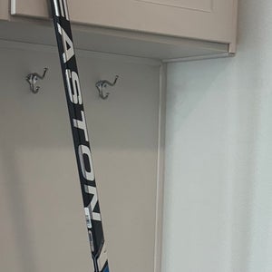 Brand new Easton Stealth S17 (Non Grip). Senior, LH Lidstrom. 110 Flex.