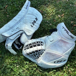 White Senior True L20.2 Goalie Gloves & Blockers Regular (Used)