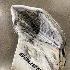 White Senior Bauer Vapor Hyperlite 2 Goalie Glove Regular (Used)
