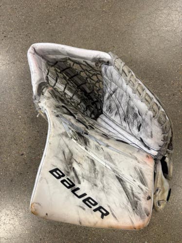 White Senior Bauer Vapor Hyperlite 2 Goalie Glove Regular (Used)