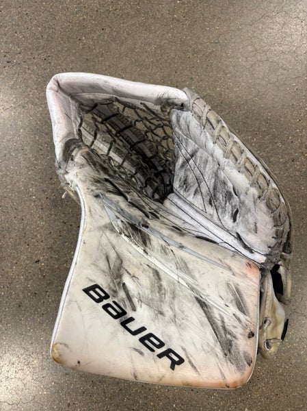 White Senior Bauer Vapor Hyperlite 2 Goalie Glove Regular (Used)