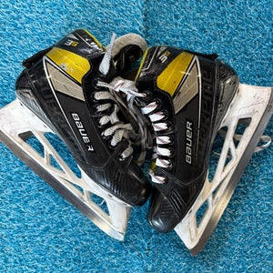 Intermediate Bauer Supreme 3S Hockey Skates Regular Width Size 5 (Used)