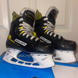 Bauer Supreme M4 Hockey Skates Extra Wide Width   Size 2.5 (Used) With used Bladetech Steel