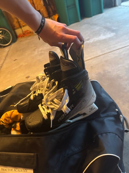 Bauer Vapor Hyperlite Hockey Skates 10.5 (Used)