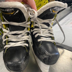 Bauer (Used) Intermediate Junior Size 3.5 Hockey Skates