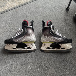 2021 Bauer Vapor Hyperlite Hockey Skates Regular Width   Size 5.5 (Used)