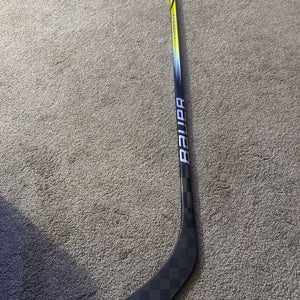 Junior Bauer Vapor Hyperlite 2 40 Flex Right Hand Hockey Stick P28  (New)