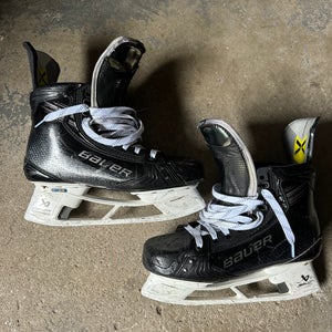 Bauer Vapor Hyperlite 2 Hockey Skates Regular Width Pro Stock 9.5 (Used)