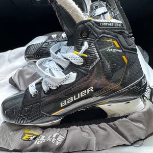 Bauer Supreme M5 Pro Hockey Skates Regular Width  Size 2.5 (Used)