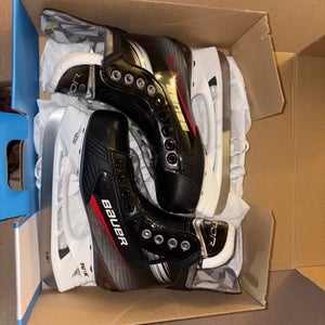 2023 Bauer Vapor X3 Hockey Skates Regular Width Size 4 (Used)