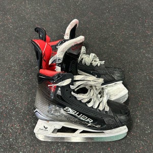 2024 Bauer Vapor 5x pro Hockey Skates Size 4 (Used)