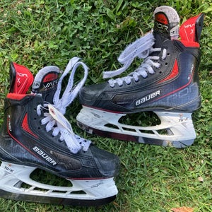 Intermediate Bauer Vapor 3X Pro Hockey Skates Size 4 (Used)