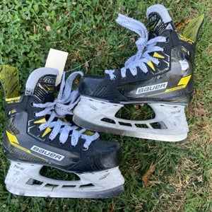 Junior Bauer Supreme M4 Hockey Skates Regular Width Size 2.5 (Used)
