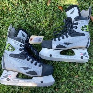 Junior Mission Fuel Hockey Skates Wide Width Size 2.5 (Used)