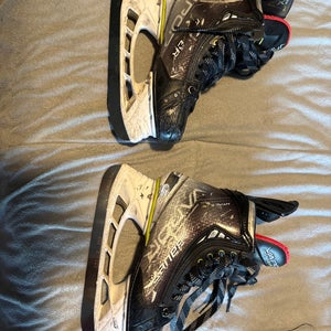 Bauer Vapor Hyperlite Hockey Skates Size 4 (Used) New Blades