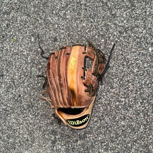 Wilson Right Hand Throw Infield A2000 Baseball Glove 11.5" (Used)