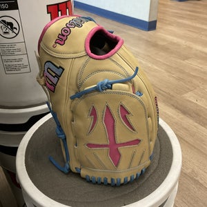 GOTM August 2024 Wilson Custom A2000 12" Pitcher's Infield Baseball Glove NEW