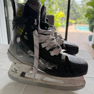 BAUER VAPOR HYPERLITE 2 ICE HOCKEY SKATES - INTERMEDIATE, Size 5.5 FIT 2