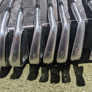 Men's Mizuno Pro 221 Right Handed Iron Set Extra Stiff Flex 7 Pieces Steel Shaft (Used)