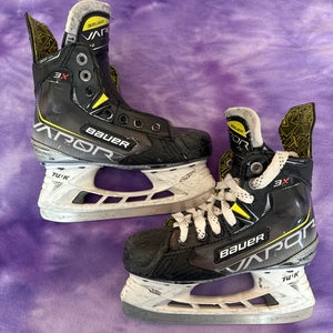 Junior Bauer Vapor 3X Hockey Skates Regular Width Size 1.5 (Used)