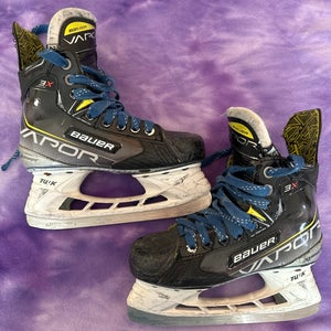 Junior Bauer Vapor 3X Hockey Skates Regular Width Size 2.5 (Used)