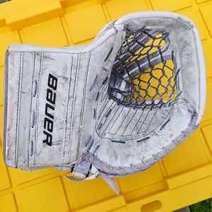 Intermediate Bauer GSX Goalie Glove (Used) White