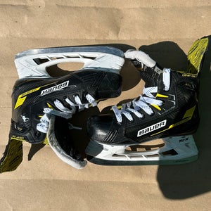 Junior Bauer Supreme M4 Hockey Skates Regular Width Size 2.5 (Used)