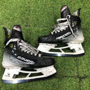 Intermediate Bauer Vapor Hyperlite 2 Hockey Skates Size 5.5 (Used)