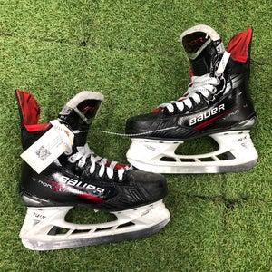 Intermediate Bauer Vapor X4 Hockey Skates Size 4.5 (Used)