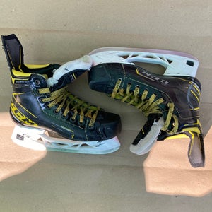 Intermediate CCM Super Tacks 9380 Hockey Skates Regular Width Size 5.5 (Used)