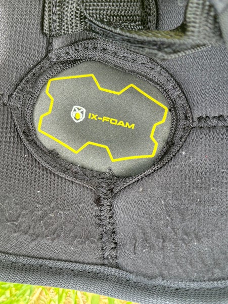 Medium Junior Bauer Supreme Matrix Shoulder Pads