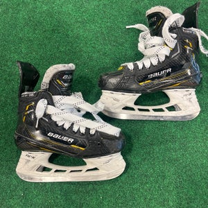 Junior Bauer Supreme M5 Pro Hockey Skates (Regular) | Size 2.5 (Used)