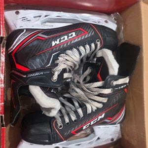 CCM JetSpeed Vibe Hockey Skates Regular Width Size 5 (Used)