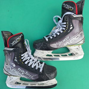 Intermediate Bauer Vapor Hyperlite Hockey Skates 6